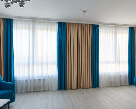 Стачные шторы бежево-синие в гостиной, улица Поляны